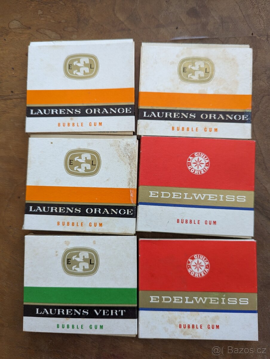 staré krabičky od cigaret a žvýkaček