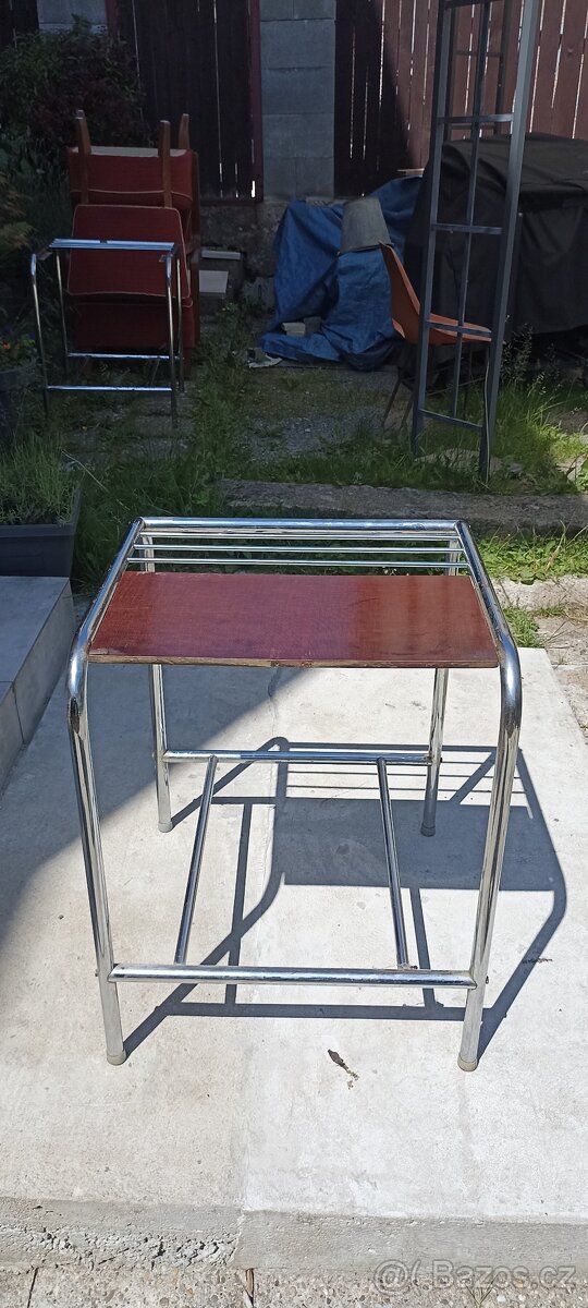 Staré chromové stolky