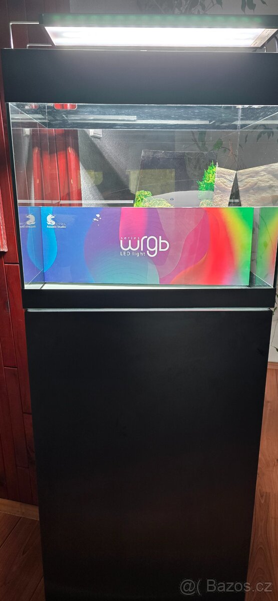 Akvarium se skrinkou Oase