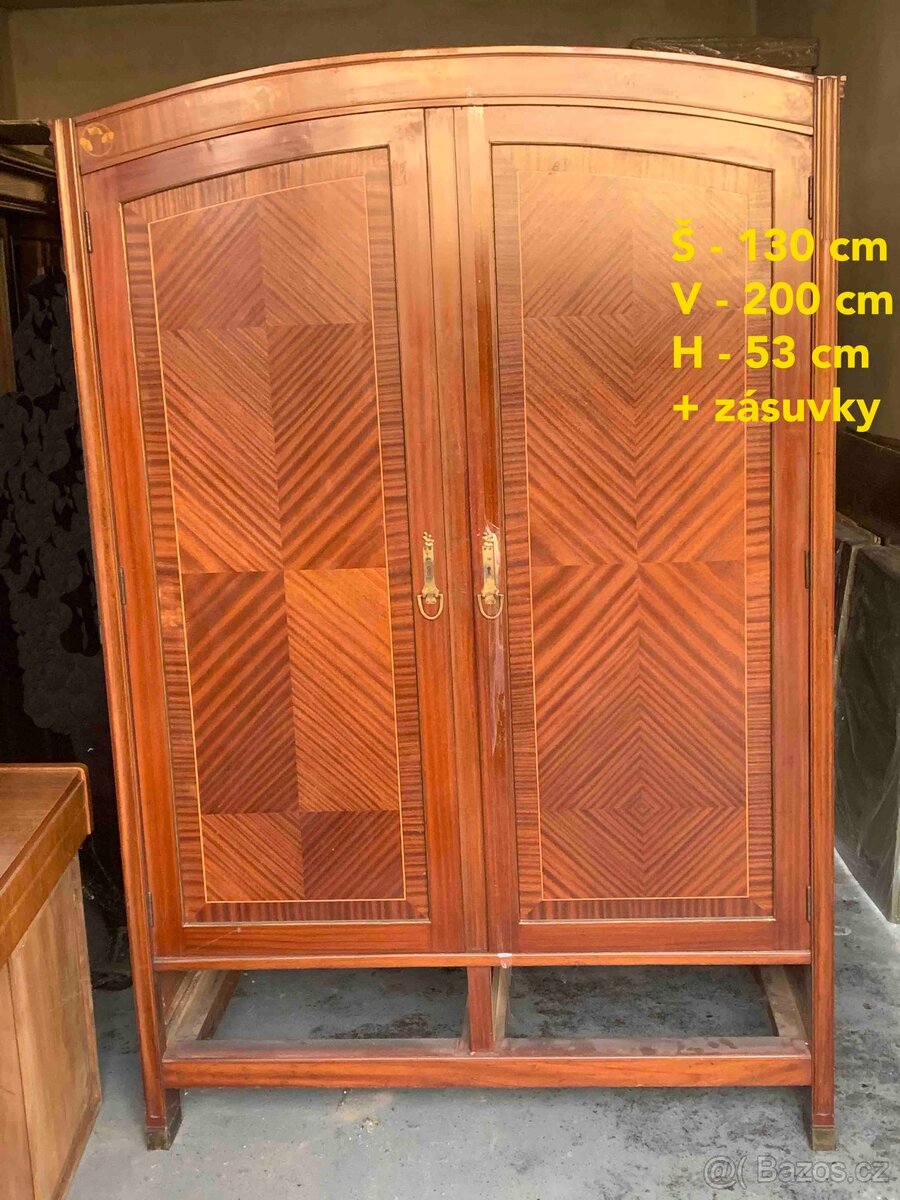 Starožitná skříň