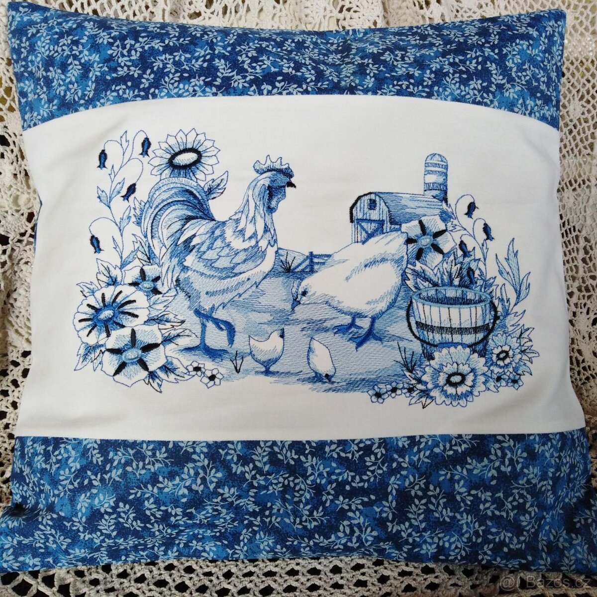 VYŠÍVANÝ POLŠTÁŘEK - FARMA - SLEPIČKA + KOHOUT