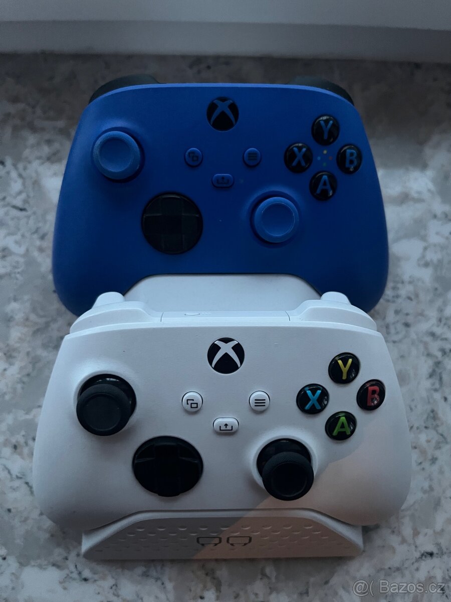 2x Xbox Wireless Controler + dokovací stanice