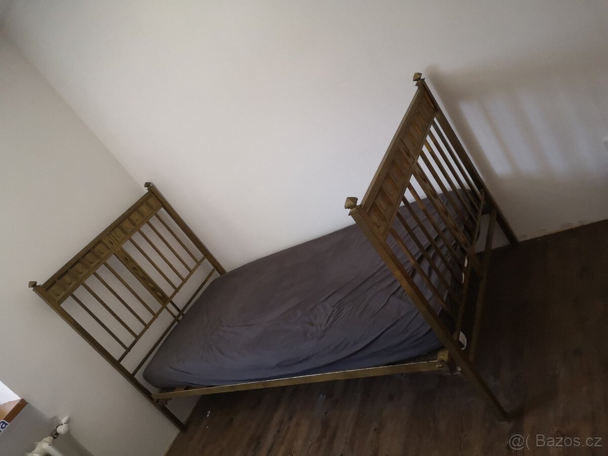 STAROŽITNÁ ZDOBENÁ MOSAZNÁ POSTEL