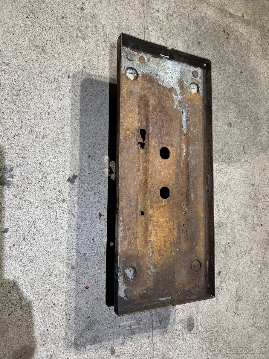 Držák baterie Zetor 3011