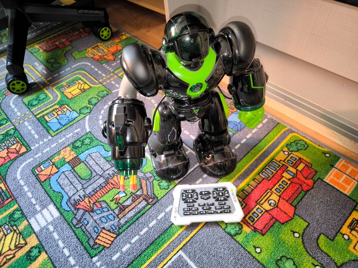 Robot Artur mluví v češtině 35 cm