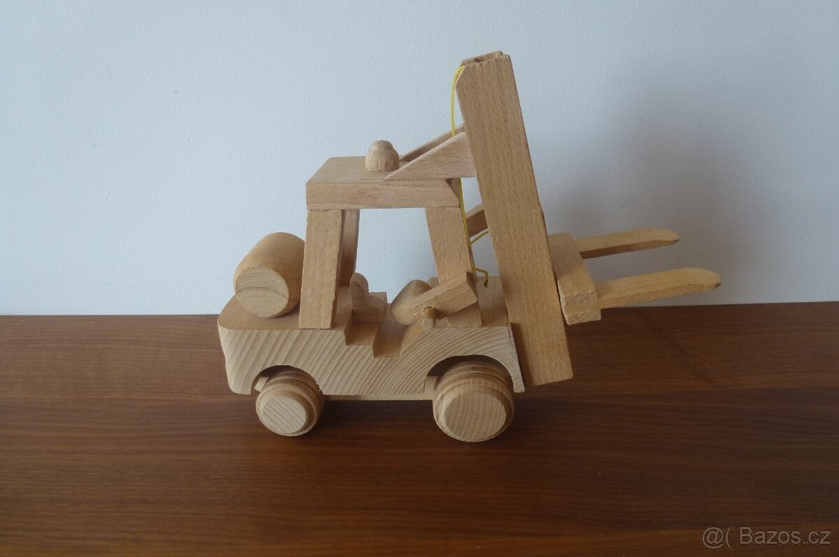 Dřevěné auto se zdvihací plošinou