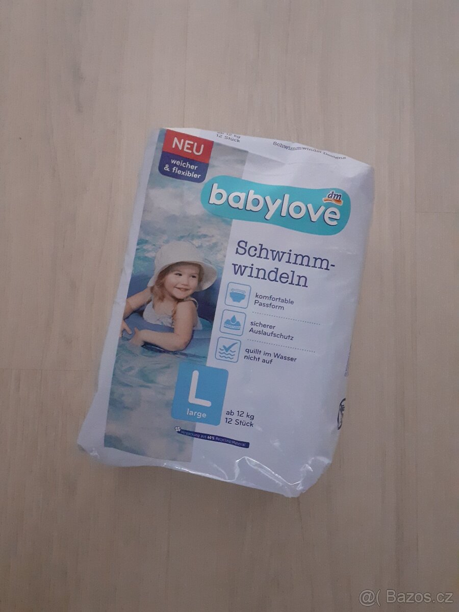 Balení plenkových kalhotek do bazénu