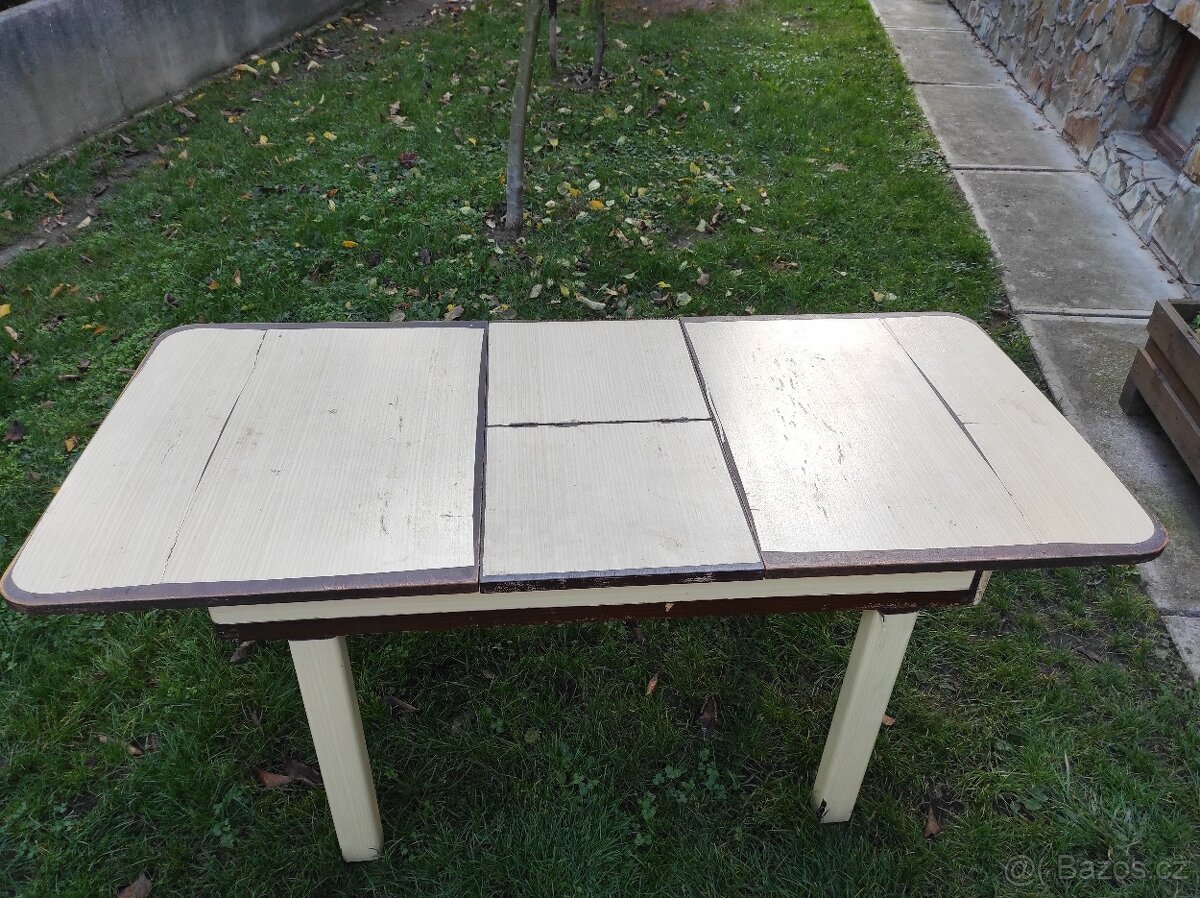 Dřevěný rozkládací jídelní stůl