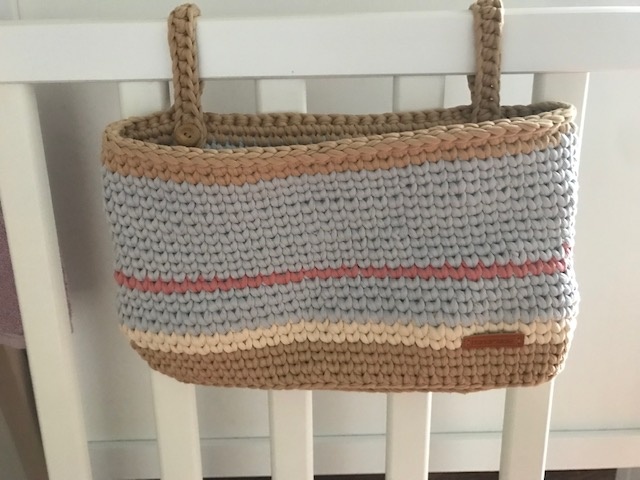 Ručně háčkovaný košík na postýlku, košíky na doplňky
