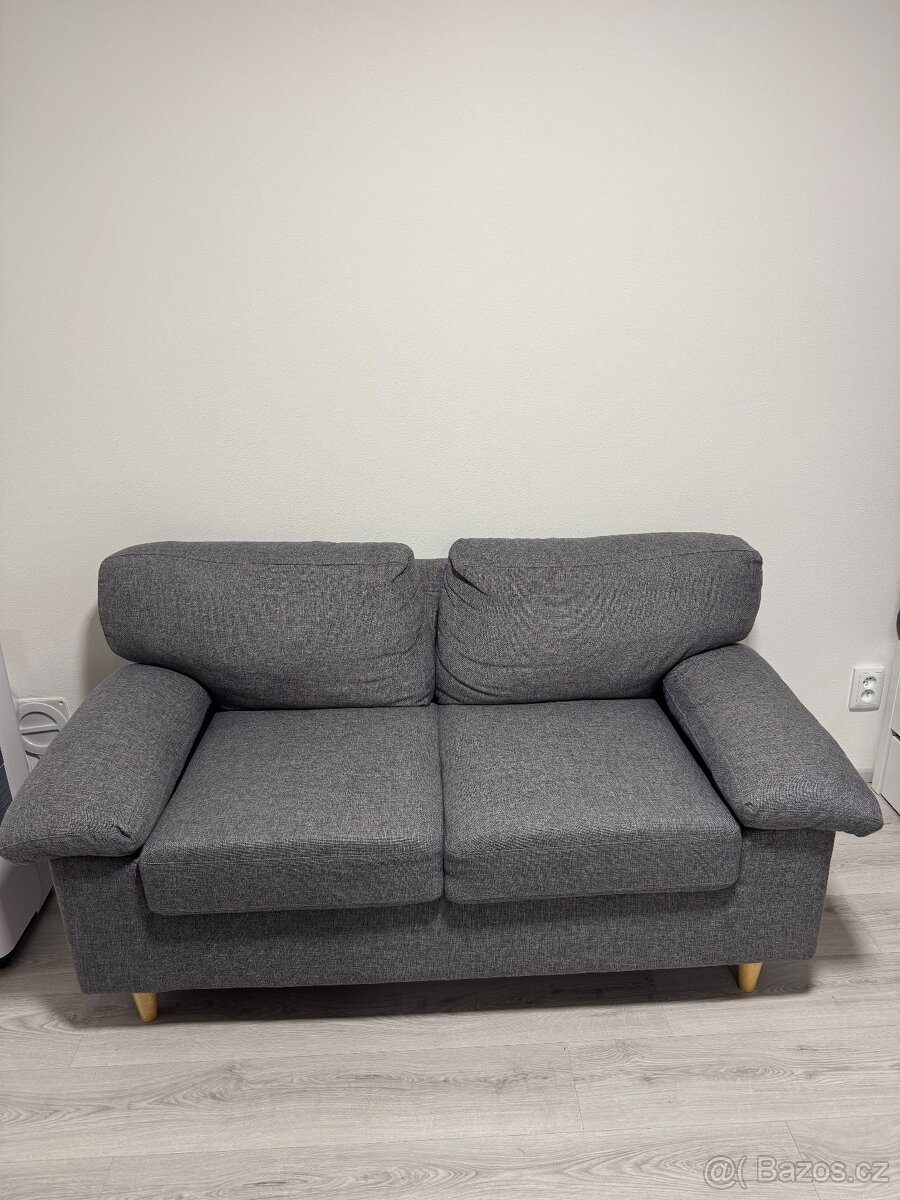 Šedá 2místná pohovka