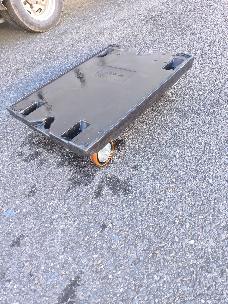 vozík na plastové kontejnery