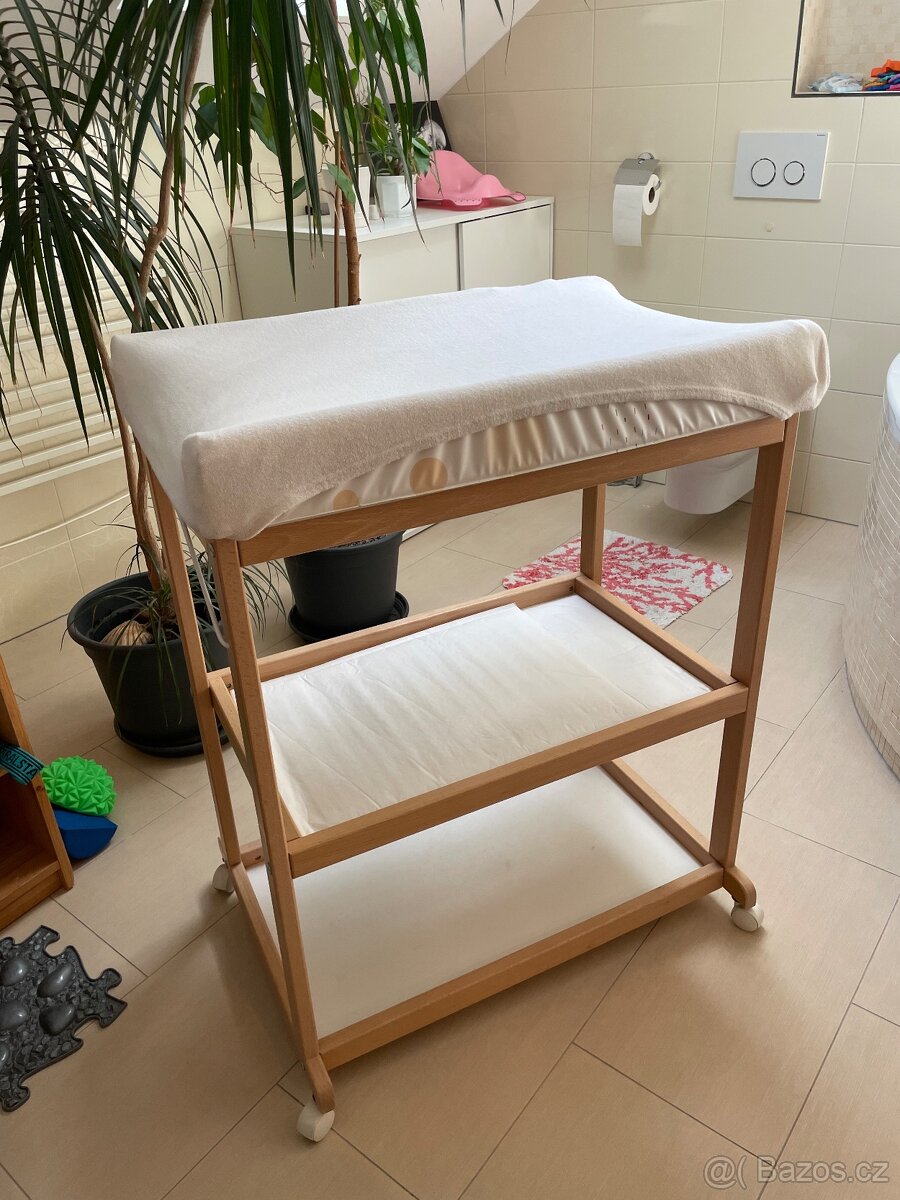 Přebalovací pult dřevěný mobilní