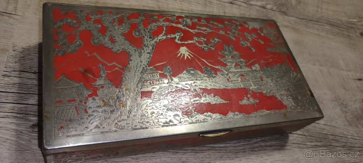 Starožitná kovová krabička zdobená