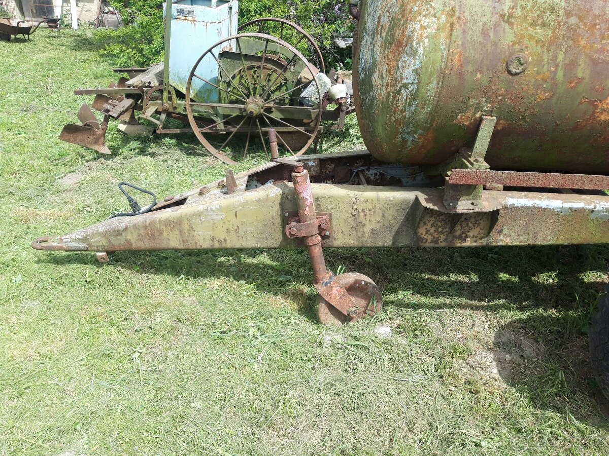 Lejta za traktor 2000 litrů