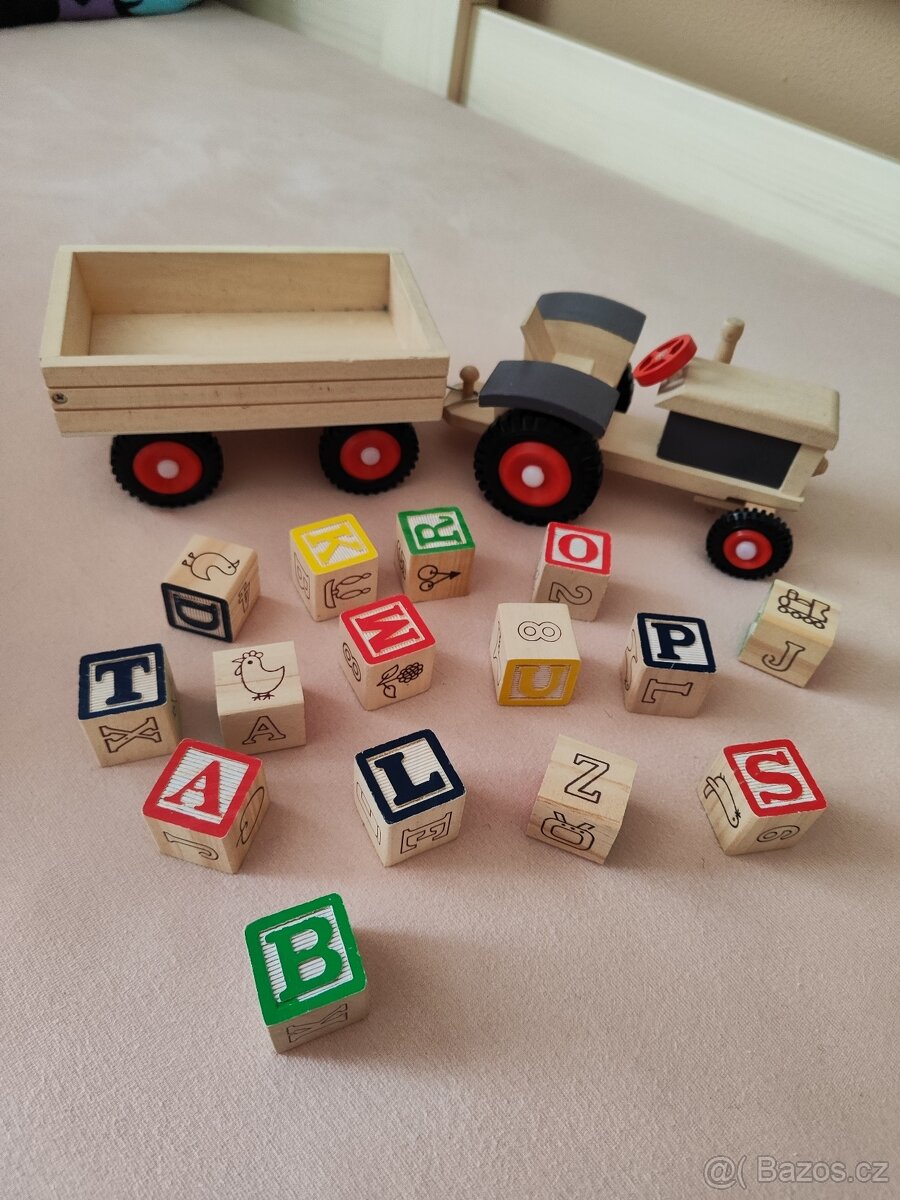 Dřevěný traktor s vlečkou plnou kostiček