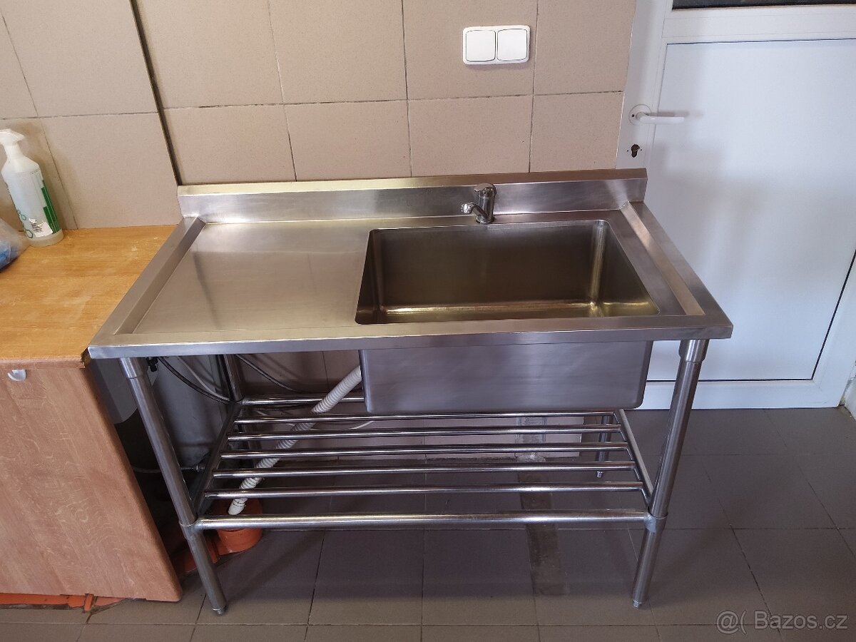 Nerezový stolek s dřezem