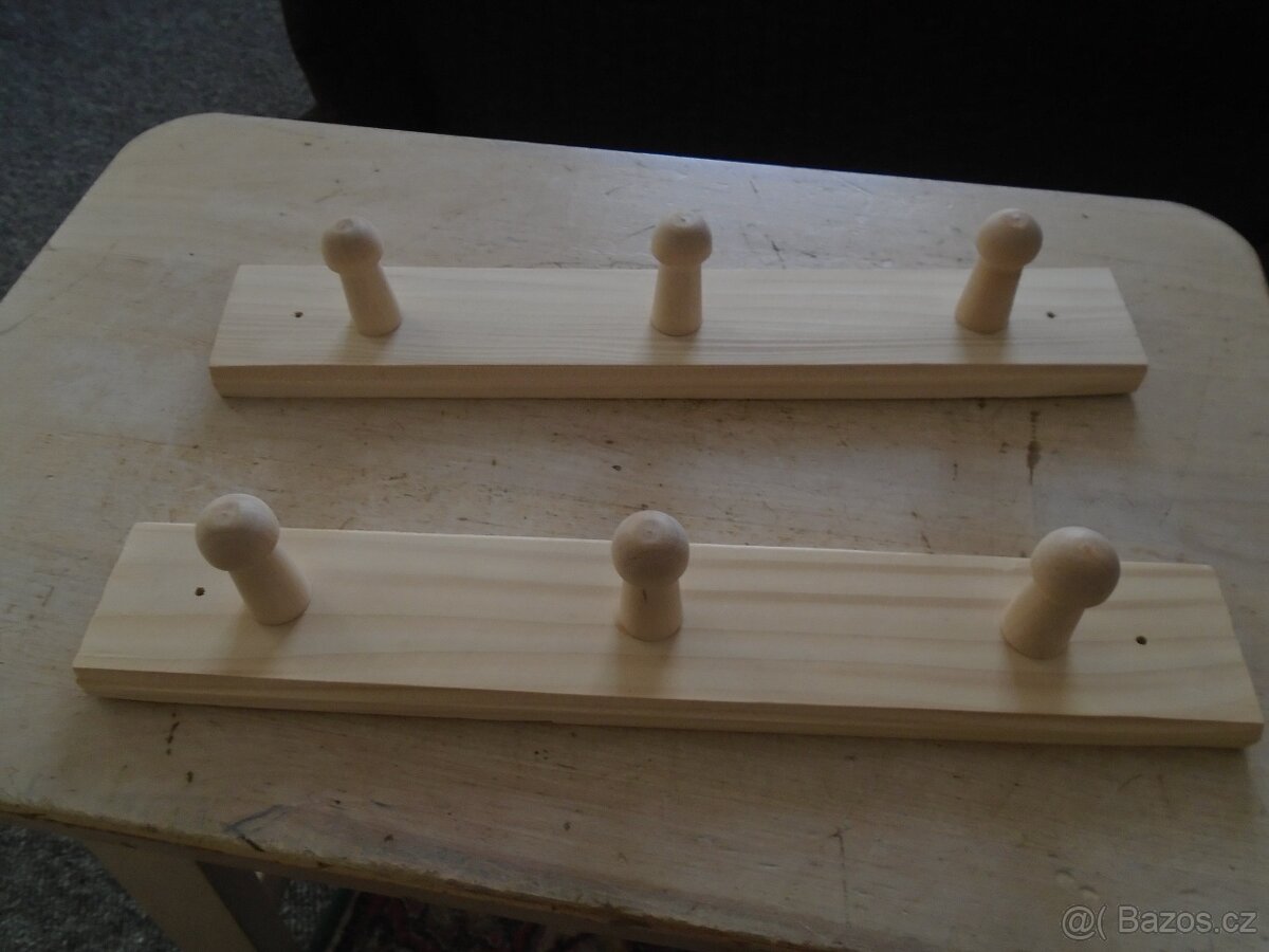 2x Dřevěný věšák.