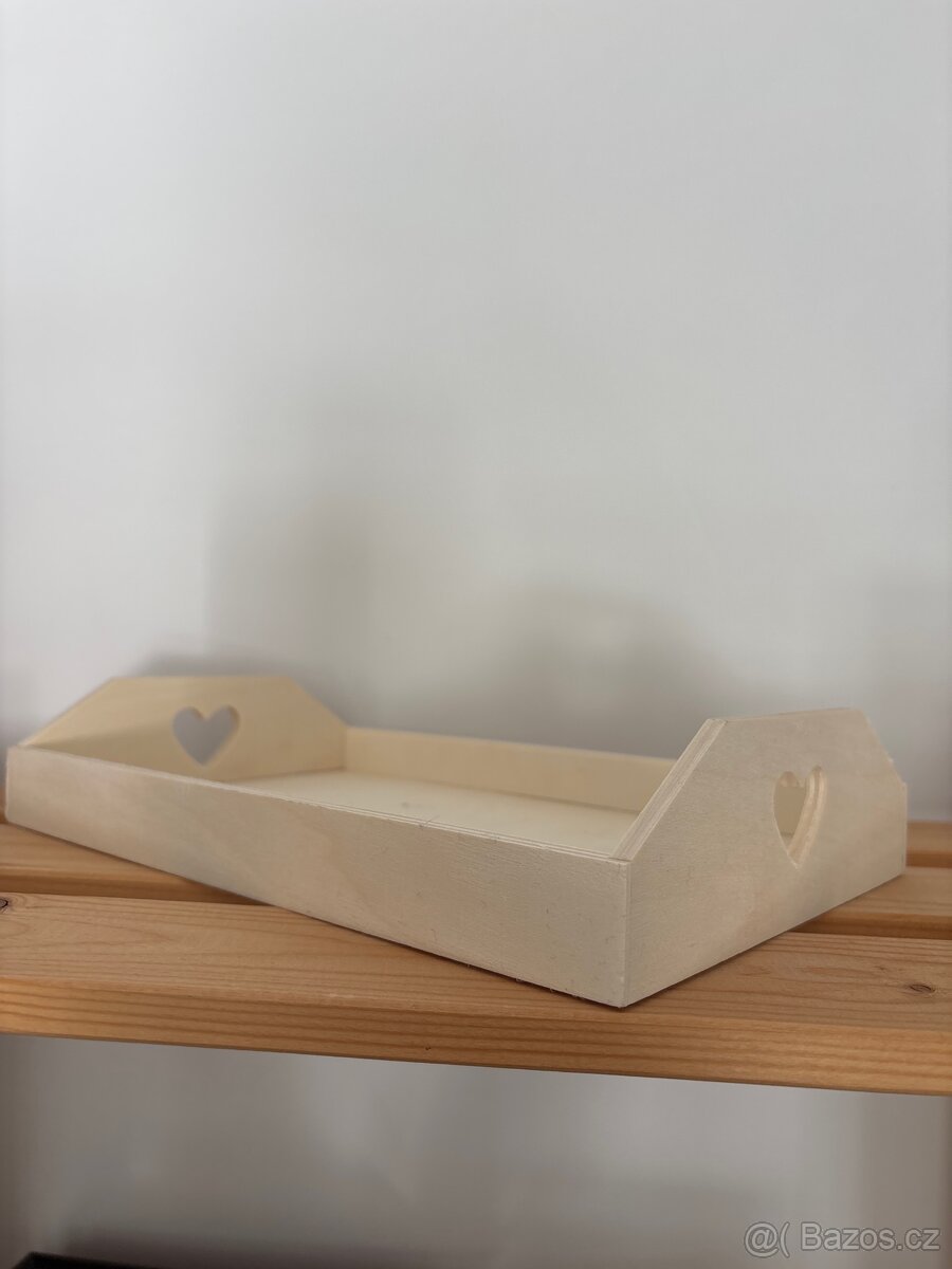 Dřevěný tácek se srdíčky
