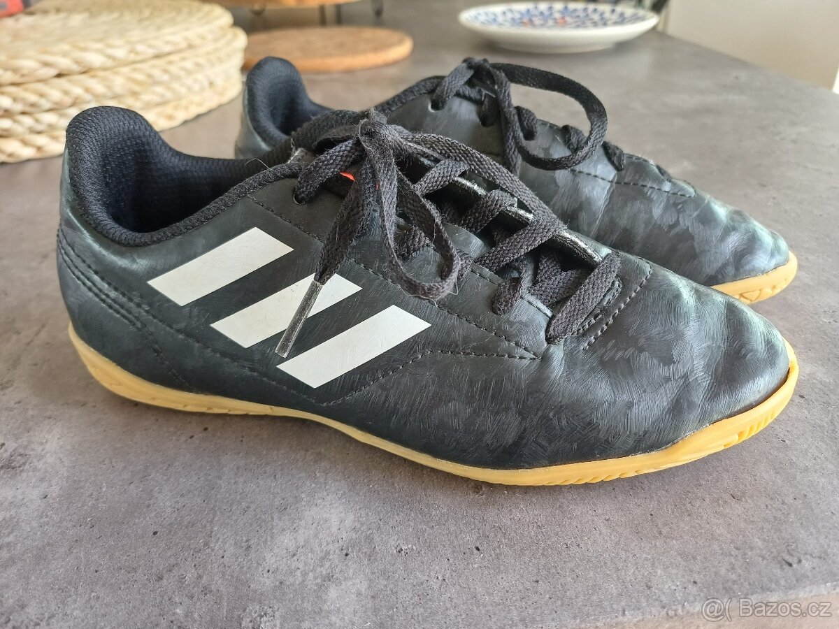Dětské sálové boty Adidas vel.33