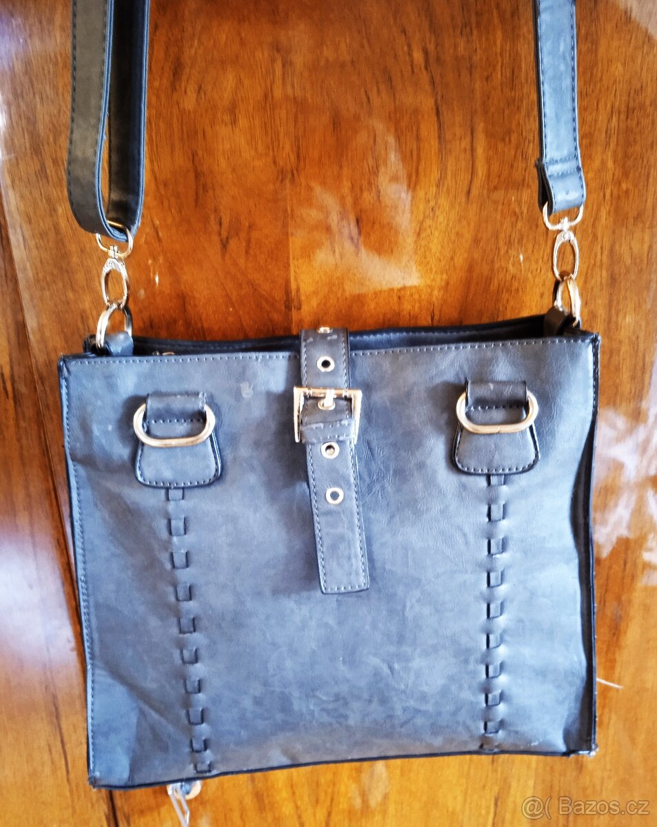 Šedá kabelka čtvercového tvaru přes rameno