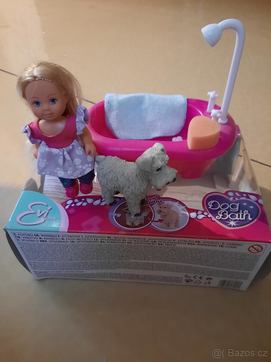 Simba Evička koupe psa