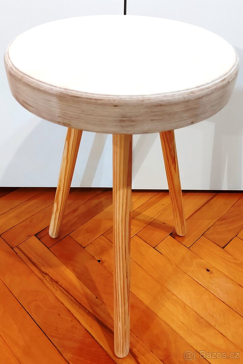 Květinový stolek na trojnožce,