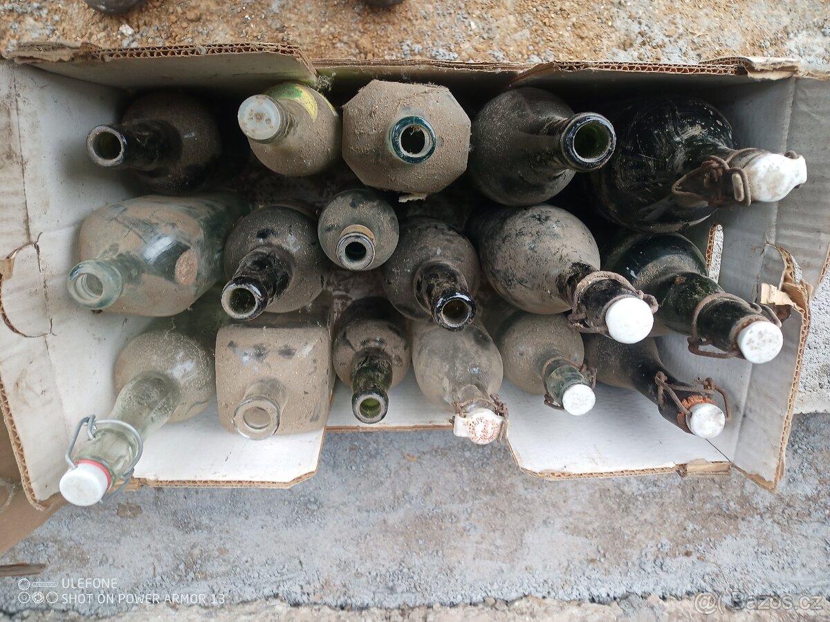 Staré láhve pivo limo atd.