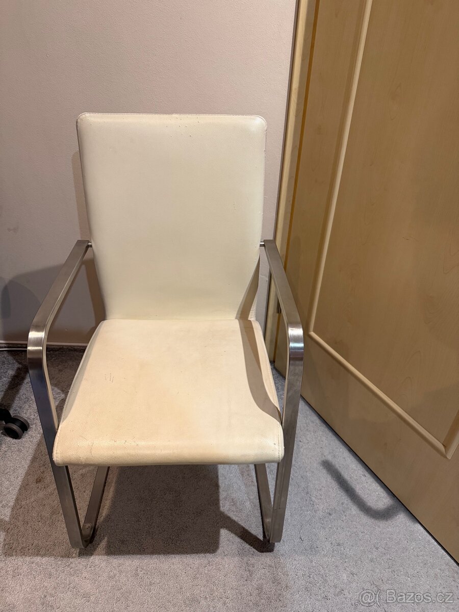 Bílá bytelná židle