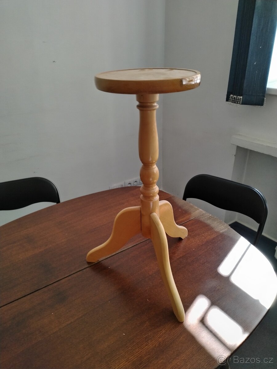 malý kulatý stolek s trojnožkovou podstavou v krásném stavu