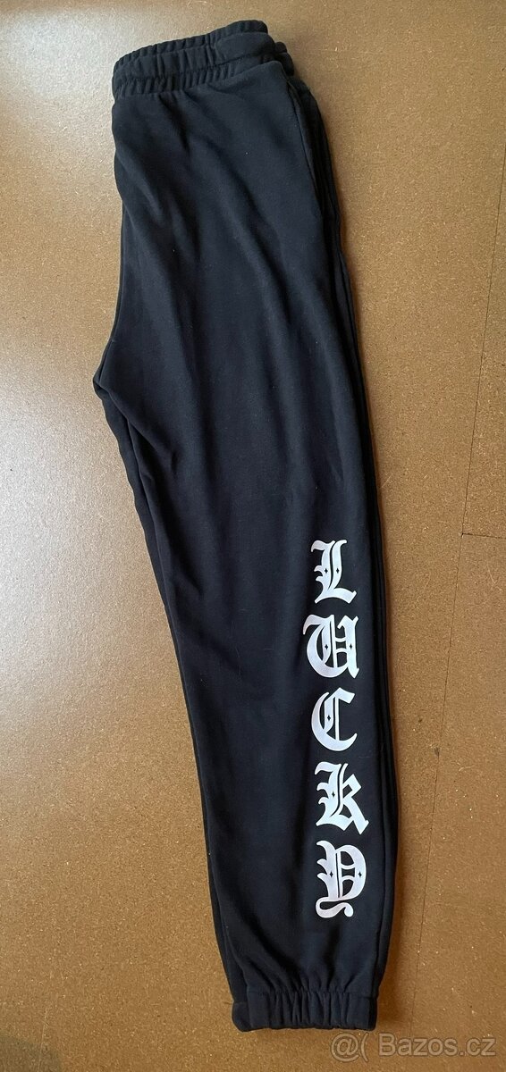 Černé tepláky s nápisem vel. 158