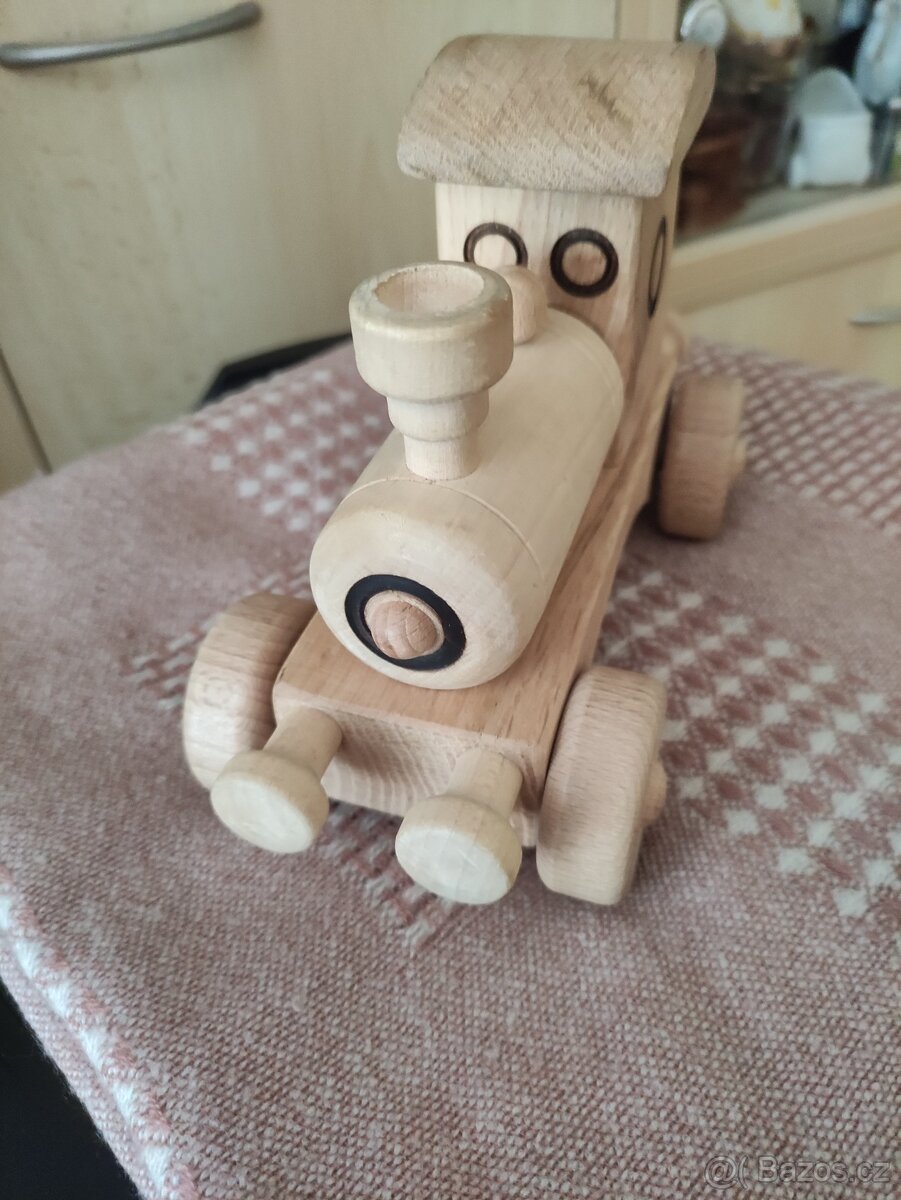 Dřevěná mašinka.