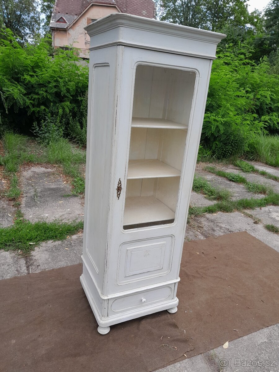 Starožitná vitrína