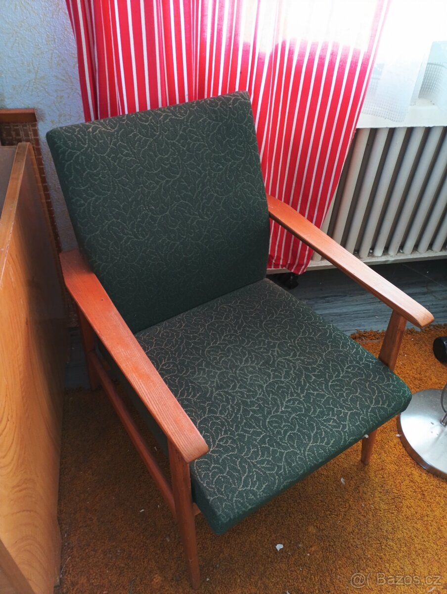 Křesla a stolek že sedmdesátých let