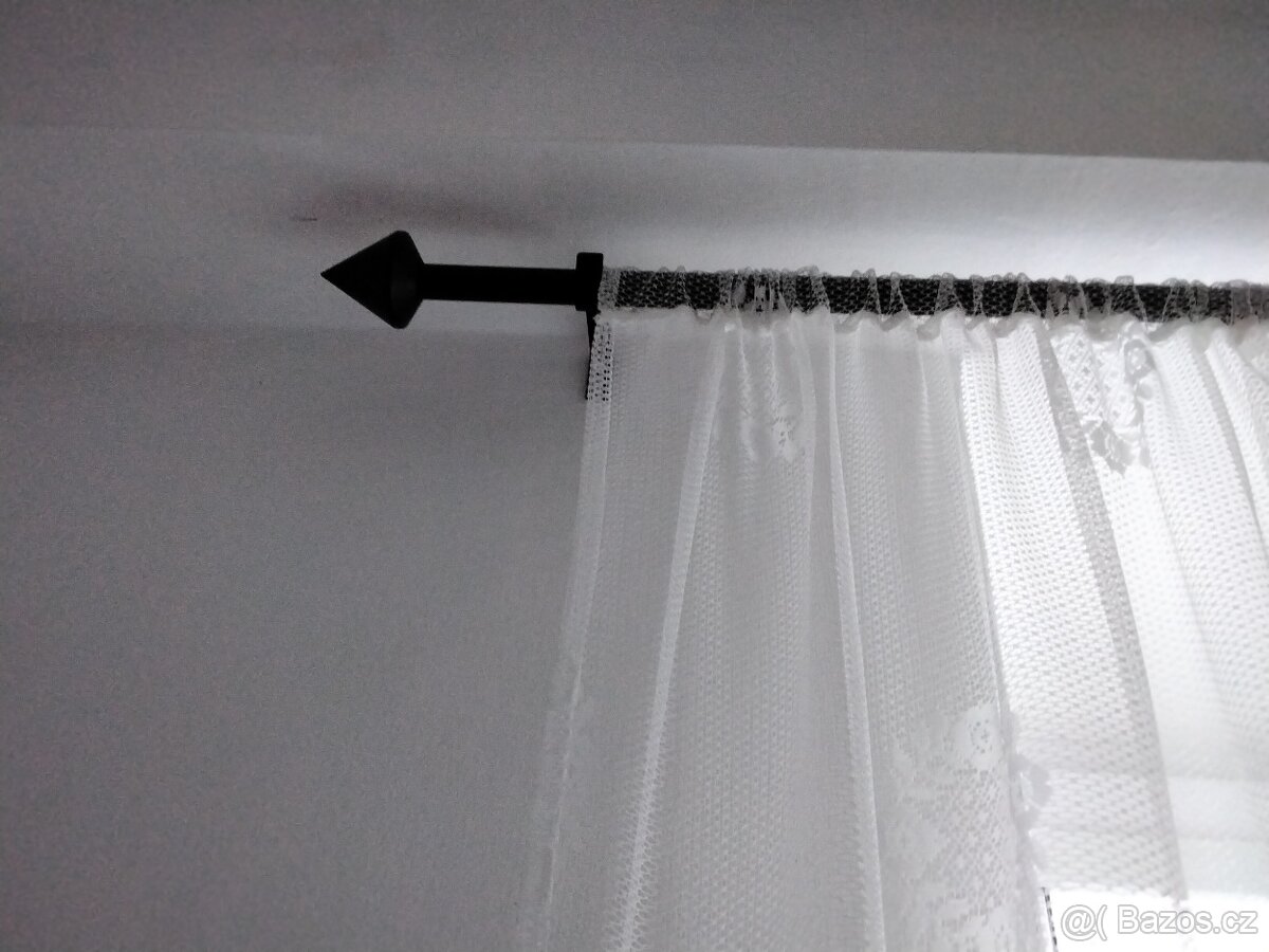 Tyč na záclony.