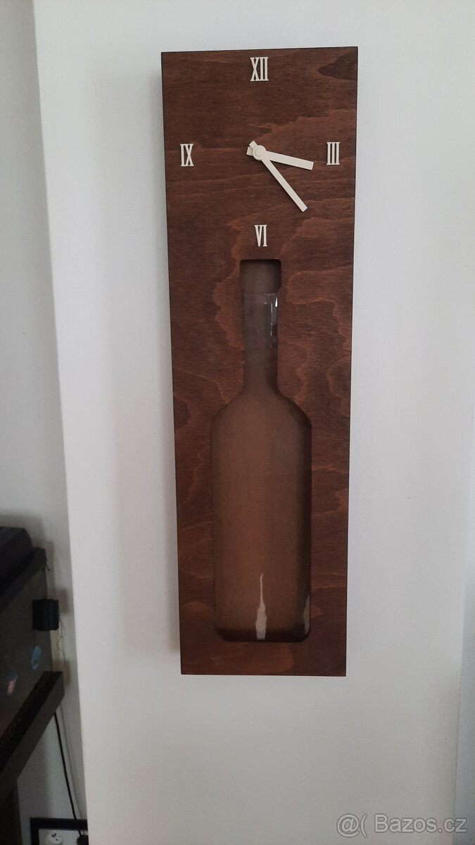 Moderní designové hodiny ve vinařském stylu