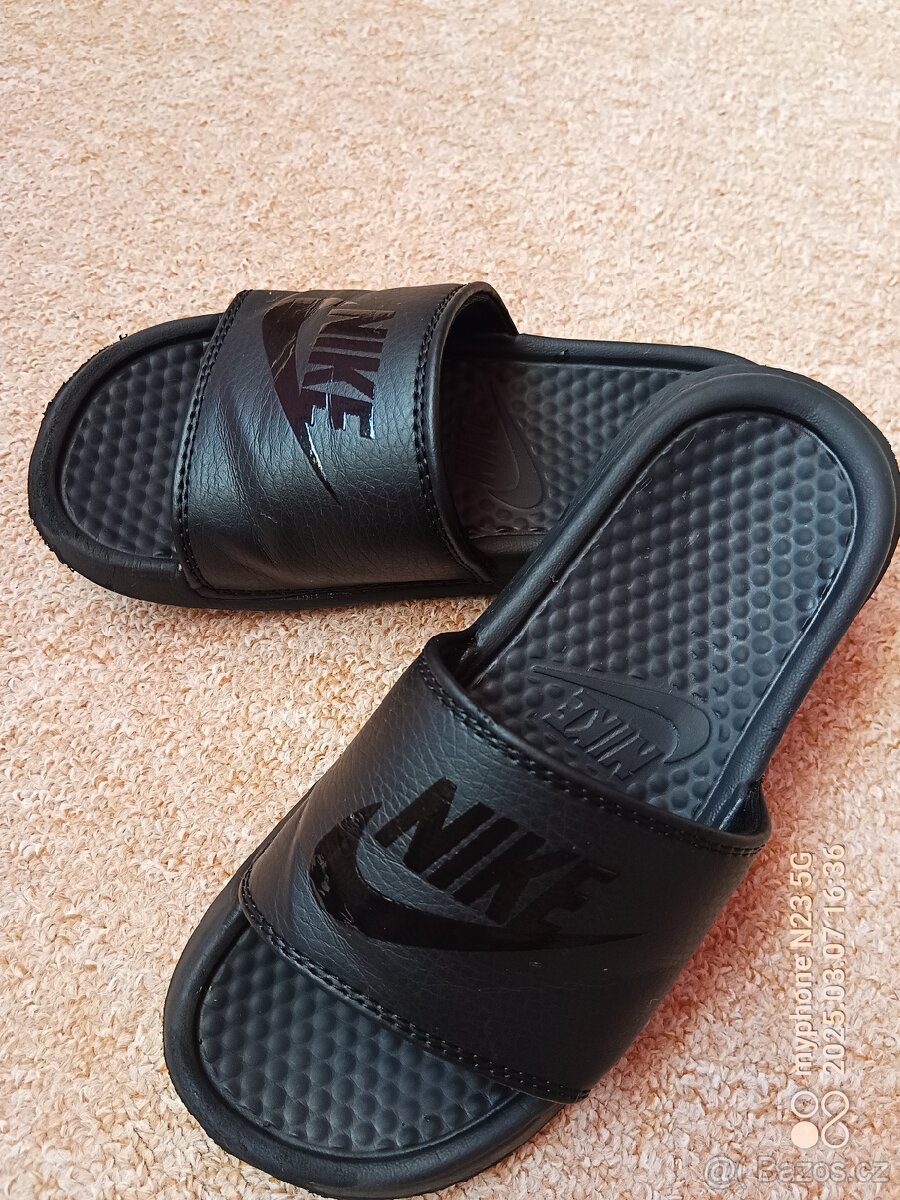 Pantofle zn."NIKE" vel."32"