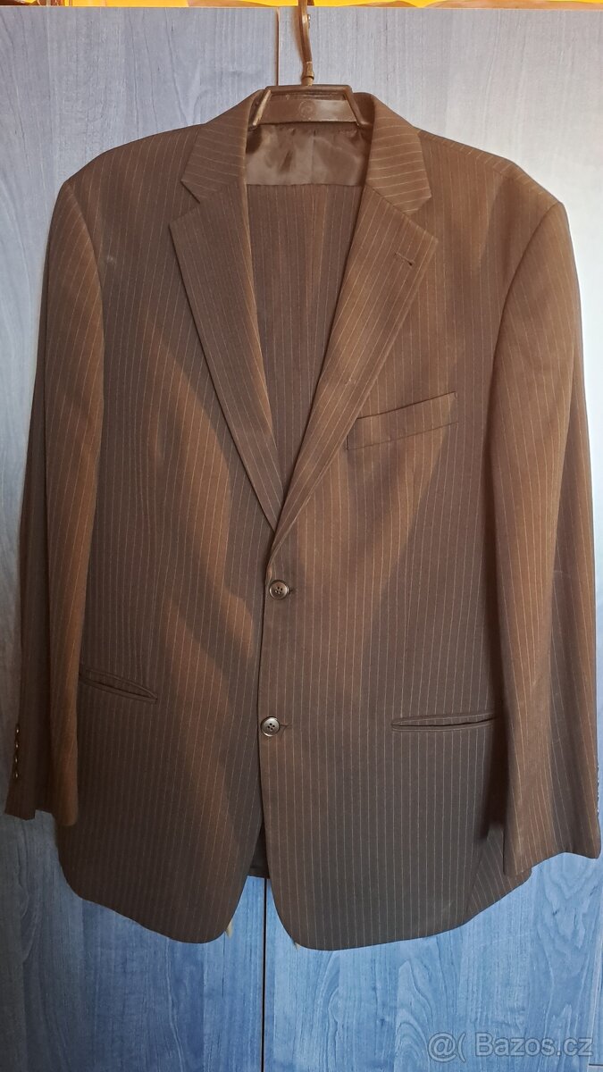 Pánský černý oblek s jemným proužkem