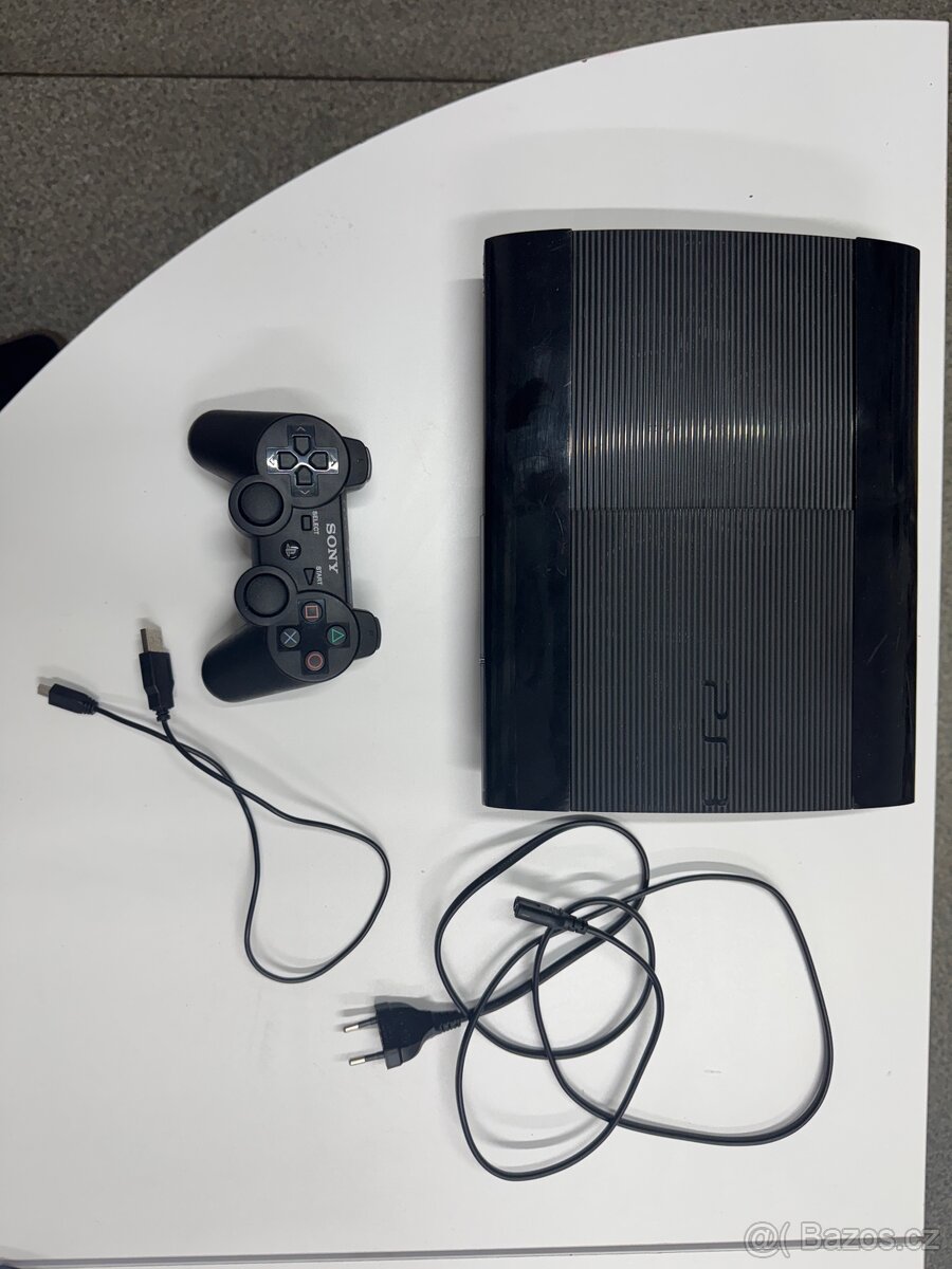 PS3 super slim + ovladač