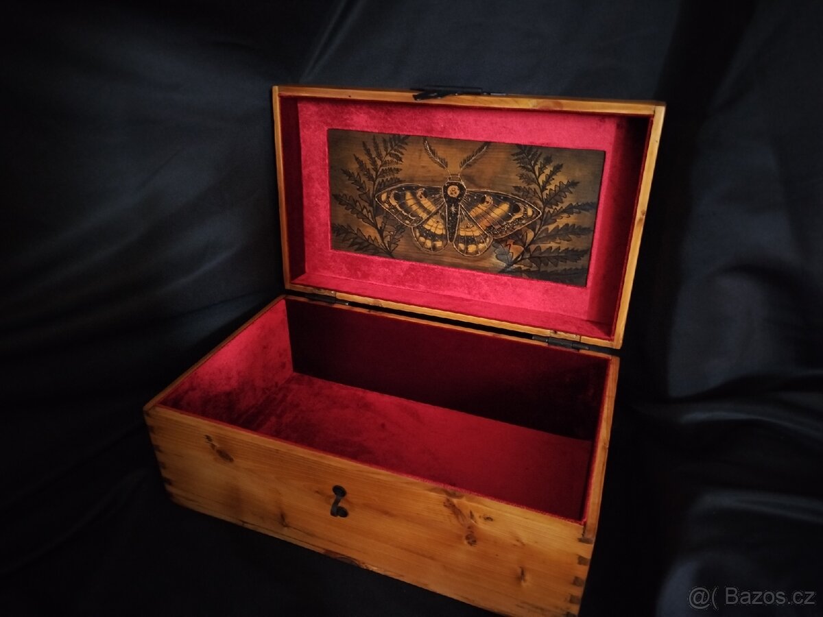 Truhlička s příběhem