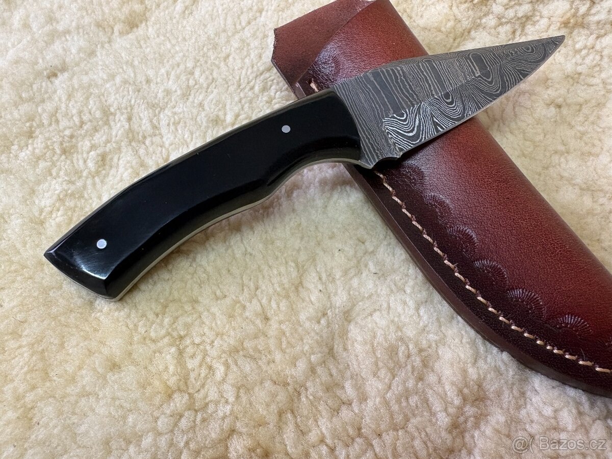 Lovecký nůž, damašková čepel, buvolí roh