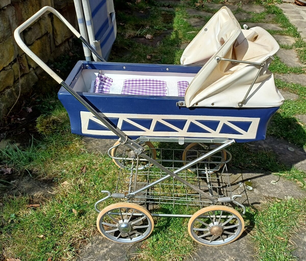 Pěkný kočárek na panenky