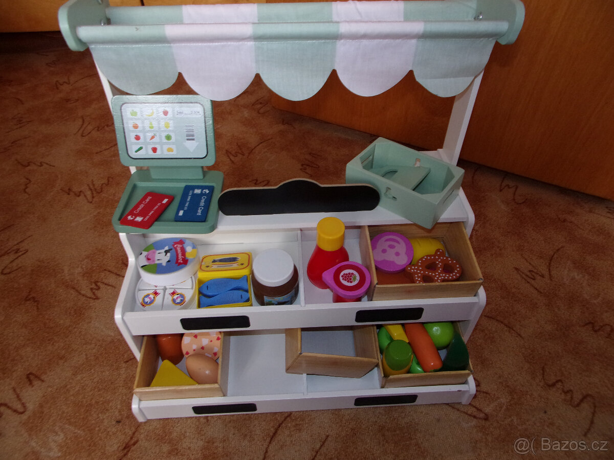 Dřevěný obchod s vybavením