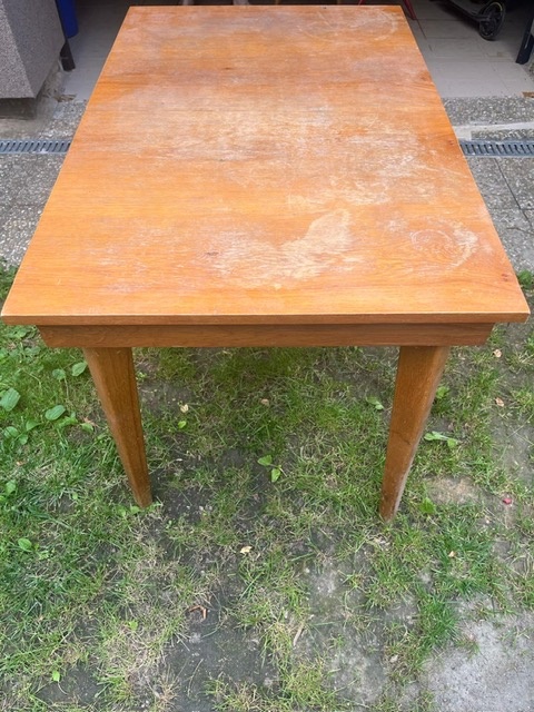 Rozkládací jídelní stůl