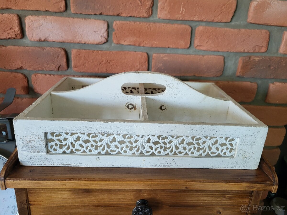 BEDÝNKA DŘEVĚNÁ S KOV.VÝPLETEM- KRÁSNÁ