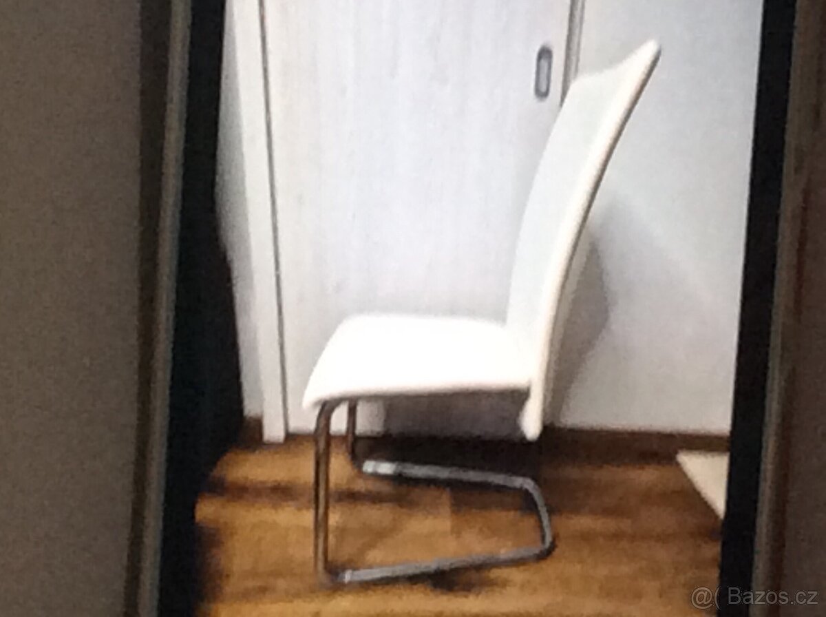 Koženkové bílě židle s potahem