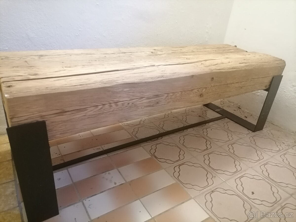 Stolek ze stoletých trámů