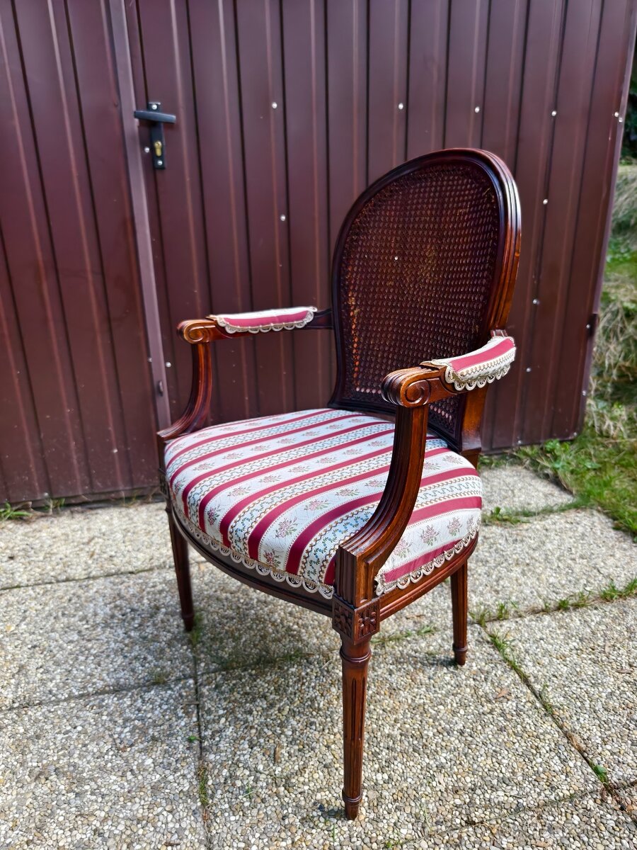 Krásné Starožitné křeslo s výpletem
