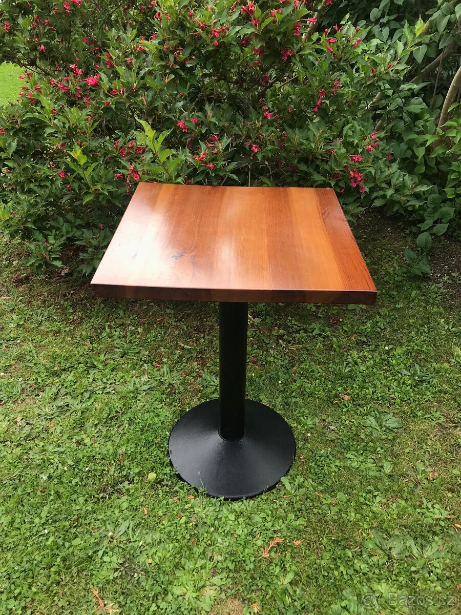 Čtvercový stůl z masivu