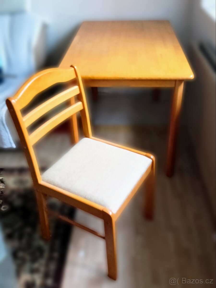 Jídelní stůl+ 4 židle