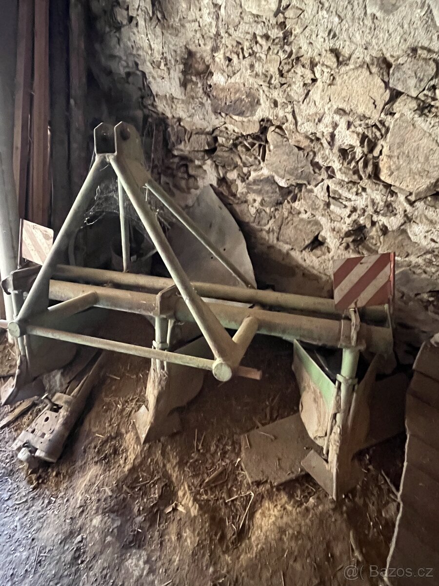 Nesený trojřadý pluh (troják) za traktor